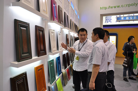 工作人員向客戶介紹UV漆工藝