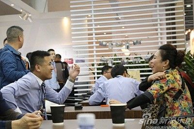 愉快交談，我們充滿信心，干勁十足