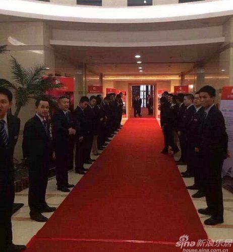 金大田營銷團隊列隊歡迎到場的準經銷商們
