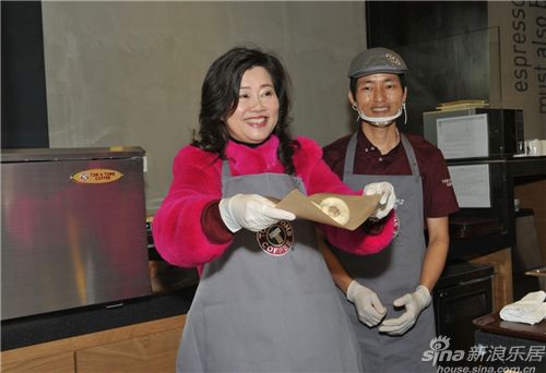 現場嘉賓們享受現場制作蝴蝶卷餅的樂趣