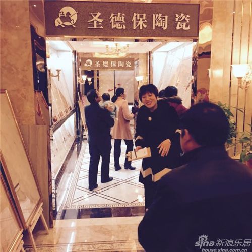 上饒市圣德保陶瓷店內業主紛紛選購瓷磚，品鑒圣德保瓷磚優質的產品質量